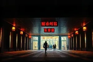 屋檐下的四季剧照，老宅屋檐滴落的雨水与苔痕